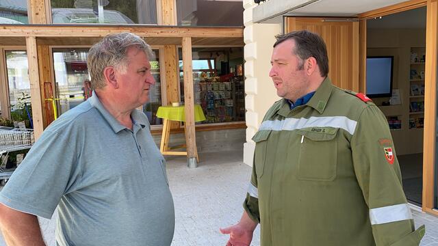 Bürgermeister unter sich: Max Linder erkundigt sich bei Gerald Ebner nach der aktuellen Situation. | Foto: MeinBezirk.at