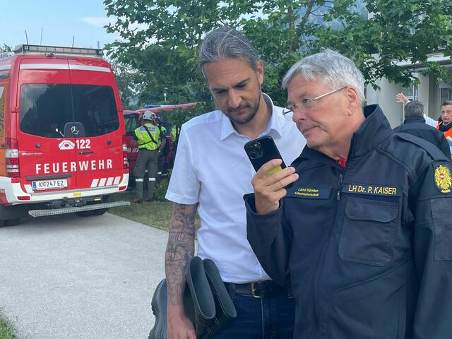 Landeshauptmann Peter Kaiser und seine "rechte Hand" Andreas Schäfermeier sind im Katastrophengebiet angekommen | Foto: MeinBezirk.at
