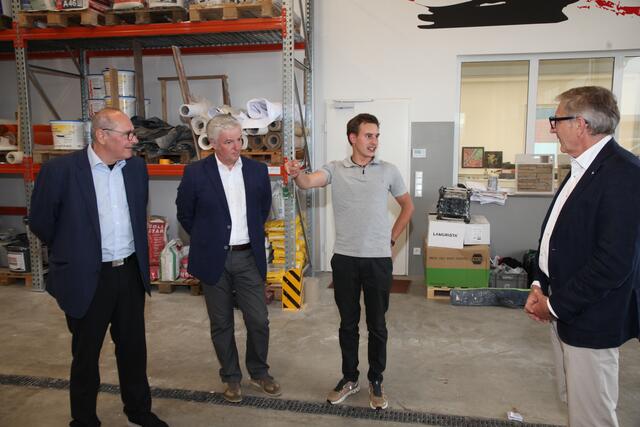 Patrick Eisbacher (2.v.r.) erklärt die Umstände in seinem Betrieb in St. Martin im Sulmtal gegenüber Wirtschaftsbund Bezirksgruppenobmann Manfred Kainz (l.), Ortsgruppenobmann Burghard Zeiler (2.v.l.) und Landesgruppenobmann Josef Herk (r.)
 | Foto: WB DL-Lienhardt
