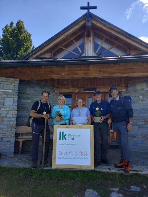 Waldaufseher Markus Unterlechner, Gebietsbäuerin Daniela Gstreinthaler, Bezirksbäuerin Karoline Schapfl,  Martin Klingenschmid (Bergwacht), Max Tanler (Sägewerk in Rinn).  | Foto: lk Bäuerinnen Tirol