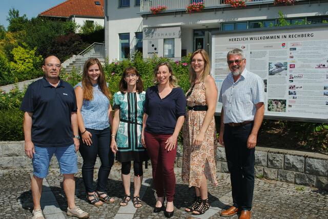 Das sechsköpfige Gemeinde-Team von links nach rechts: Werner Buchberger (Buchhaltung), Kathrin Buchberger (Bürgerservice), Anita Aigner (Bauamt), Christine Koll (Amtsleiterin), Theresia Thauerböck (Steuern, Abgaben und Tourismus), Martin Ebenhofer (Bürgermeister). | Foto: Frank Witte