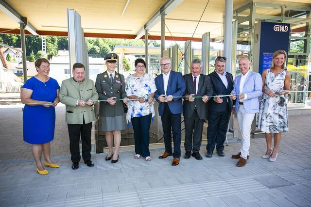Eröffnung des neuen Bahnhofes in Lannach: LAbg. Maria Skazel, design. Landesrat Werner Amon, VR1-Kommandantin Jasmine Krutzler, LAbg. Helga Ahrer, Landesrat Johann Seitinger, Bgm. Josef Niggas, GKB-Generaldirektor Franz Weintögl, GKB-Prok. Gerald Klug und Bezirkshauptfrau  Doris Bund (v. l.) | Foto: Mst. Gernot Eder BEd