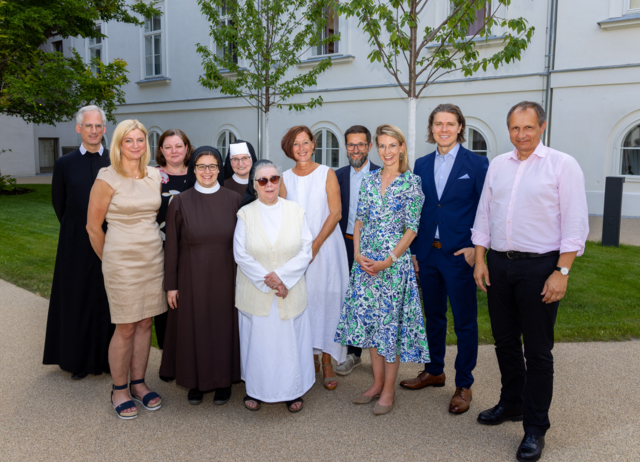 P. Rudolf Schaffgotsch, Sigrid Müller, Alexandra Vacek, Sr. Luzia Reiter, Sr. Justina Enzenhofer, Sr. Paula Keindl, Michaela Vogl, Michael Etlinger, Tina Hawel, Jürgen Vogel und Martin Steiner (v.l.). | Foto: feelimage / Matern
