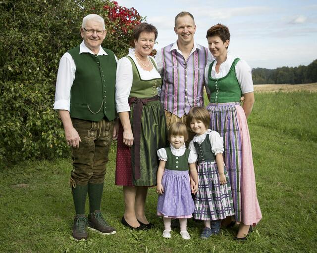 Die Familie Kainacher mit Anton sen. und seiner Frau Inge, Sohn Anton und Schwiegertochter Anna sowie den Enkerln Sophie und Rosalie. | Foto:  NYR