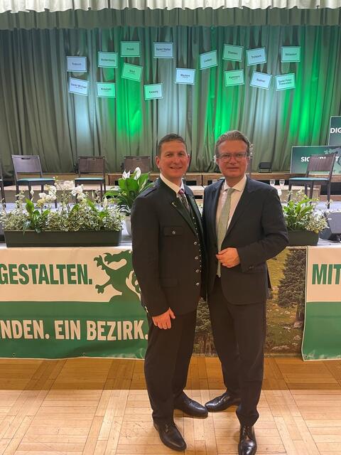 Landesrat Christopher Drexler (r.) gratulierte dem wiedergewählten Bezirksparteiobmann der ÖVP Leoben Andreas Kühberger. | Foto: ÖVP Leoben