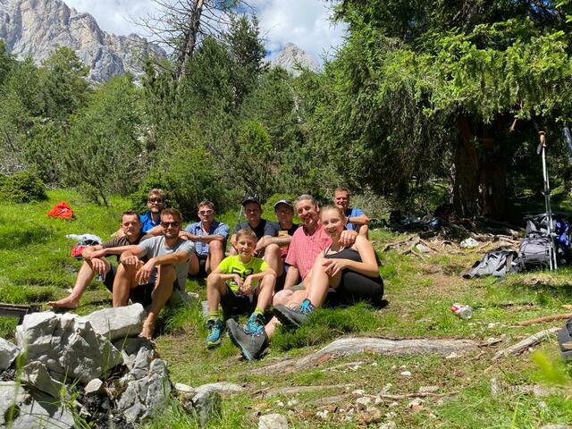 Unser Kamerad Thomas stattete mit seinen Kindern Lina und Leander (Jungschütze) den "Fuierlern" einen Besuch beim Etappenziel ab | Foto: Schützenkompanie Telfs