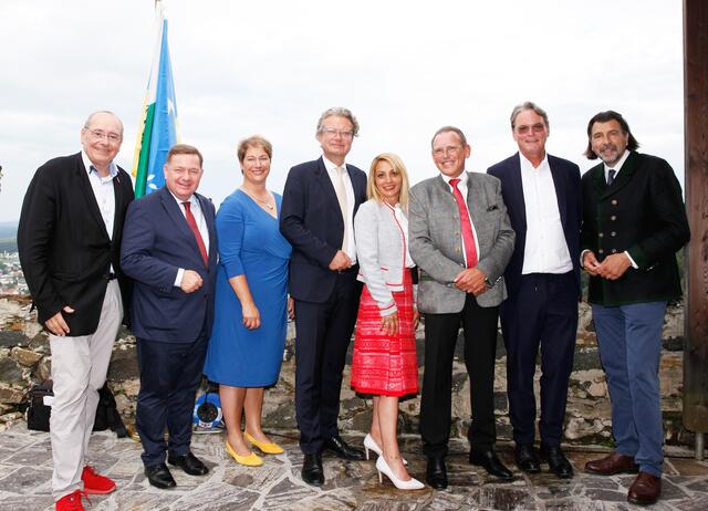 Gunther Riedlsperger (3.v.re.) mit Lebensgefährtin Sevta, Manfred Kainz, Werner Amon, Maria Skazel, Christopher Drexler, Klaus Koban und Josef Wallner. | Foto: Susanna Sima