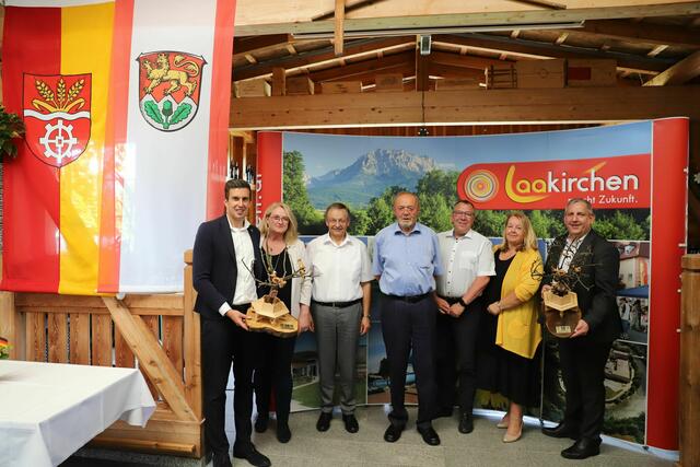 Obertshausens Bürgermeister Manuel Friedrich, Vzbgm. Maria Ohler, Bgm. a.D. OStR. Mag. Anton Holzleithner, Bgm. a.D. Klaus Silbermayr, 1. Stadtrat Obertshausen Michael Möser, Vzbgm. Christine Gabler, Bürgermeister Ing. Fritz Feichtinger (v.l.). | Foto: Stadtgemeinde Laakirchen