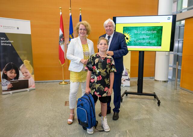 Bildungs-Landesrätin Christiane Teschl-Hofmeister und Bildungsdirektor Johann Heuras mit Schüler Patrick Pless | Foto:  NLK Burchhart