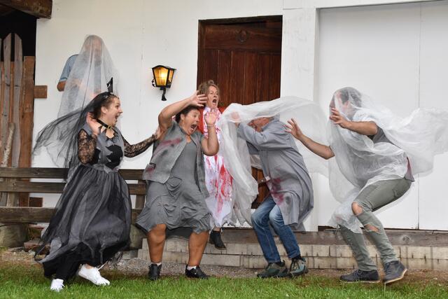Sind das die echten Geister oder spielen sich die Theaterkollegen im Stück gegenseitig Streiche?  | Foto: Kainz