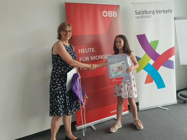 Salzburgweiter Malwettbewerb: Barbara Kleinert gratuliert der Gewinnerin Magdalena Gruber von der Mittelschule Taxenbach. | Foto: ÖBB