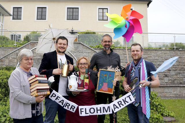 Die neugewählte Pfarrgemeinderatsleitung mit Pfarrassistent Peter A. Keplinger laden alle herzlich zum Flohmarkt ein und haben, wie man sieht, selbst schon fleißig daheim Flohmarktwaren zusammengesucht. | Foto: Carina Pilgerstorfer