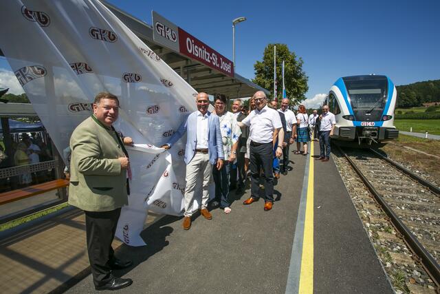 Die Landesrat Johann Seitinger und der designierte Landesrat Werner Amon enthüllen mit den Ehrengästen die Haltestelle in Oisnitz-St. Josef | Foto: Mst. Gernot Eder BEd