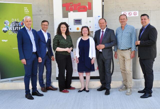 Vom Wasserstoff-Pilotprojekt überzeugt: (V.l.n.r.: Wolfram Gehri (Postbus AG), Josef Margreiter (Lebensraum Tirol Holding), Umweltlandesrätin LHstv. Ingrid Felipe, Kerstin Neumayer (MPREIS), LHStv. Josef Geisler, Ewald Perwög (MPREIS), Markus Hofer (Standortagentur) | Foto: Hassl