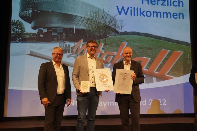 Von links: Michael Heppler (Playmit), Ronald Popovits (PTS Eisenstadt) und der Bildungsdirektor von Burgenland, Heinz Zitz. | Foto: Emanuel Hasenauer