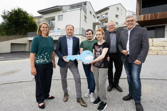 Von links: Landesrätin Andrea Klambauer, Günther Leitgöb (GF Leitgöb Wohnbau), Thomas und Giulia Radl (Wohnungsinhaber), der Bürgermeister von Obertrum Simon Wallner und Landesrat Josef Schwaiger. | Foto: Land Salzburg/Franz Neumayr