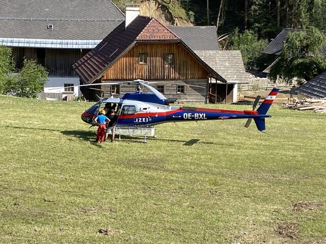 Der Polizeihubschrauber fliegt ständig zwischen Treffen und Arriach. | Foto: MeinBezirk.at