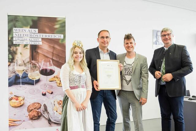 Welschriesling Weingut Hagn: Sophie Hromatka NÖ Weinkönigin, Leo Hagn jun., Wolfgang Hagn jun., NÖ Weinbaupräsident Reinhard Zöchmann
  | Foto: LWmediaLeonardoRamirez