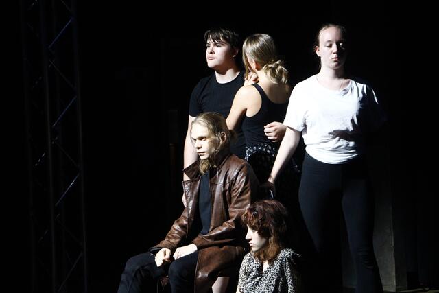 Fünf Darsteller:innen führte in die Träume der Menschen ein. | Foto: RegionalMedien Hofmüller