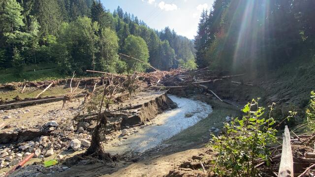 Hier geht es in Richtung Klamm nach Treffen. Der Weg ist versperrt. Die Straße bis auf weiteres nicht passierbar. | Foto: MeinBezirk.at
