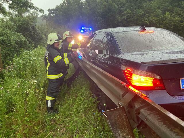 Die FF Luftenberg barg ein Auto, das auf der Pleschinger Landesstraße in der Leitplanke feststeckte. | Foto: FF Luftenberg