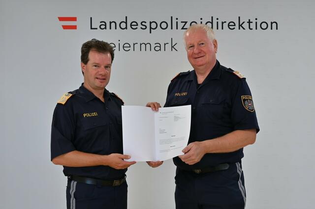 Landespolizeidirektor Gerald Ortner mit Hanspeter Puffing aus Köflach | Foto: Landespolizeidirektion