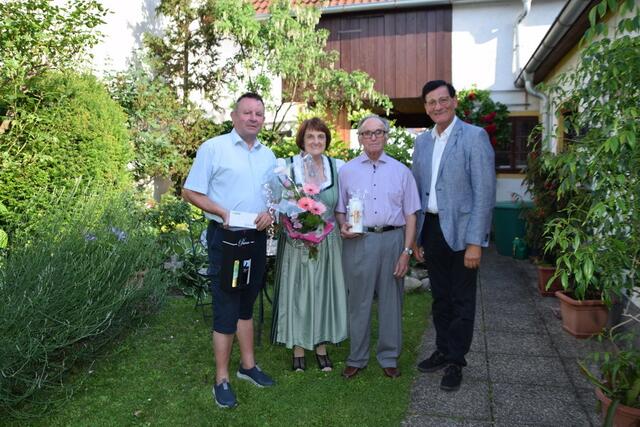 Bürgermeister Gerald Hüller gratulierte dem lang verheirateten Paar | Foto: ÖVP Marz