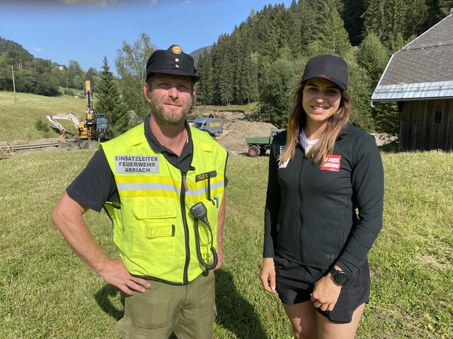 Skifahrerin Nadine Fest hilft mit, fragte Gemeindefeuerwehrkommandant Markus Müller, ob alle genug zu essen hätten. | Foto: MeinBezirk.at