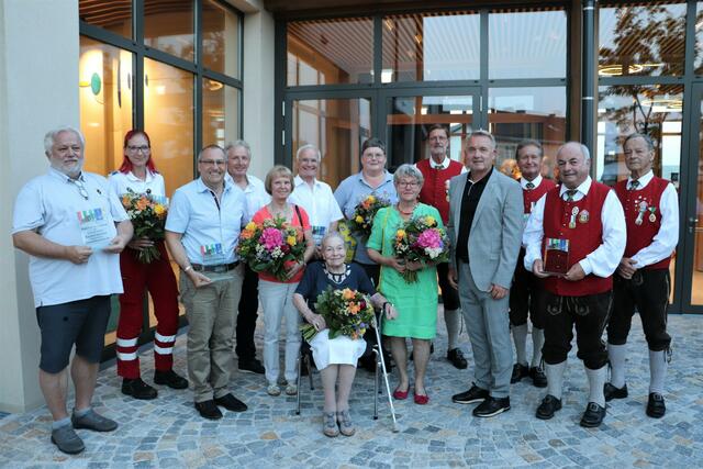 Bgm. Manfred Komericky mit den Bürgern, denen er den Dank der Gemeinde für  ihr ehrenamtliches Engagement aussprach.  | Foto: Edith Ertl