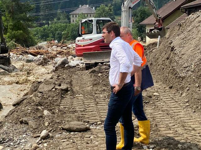 Auch Landesrat Martin Gruber machte sich ein Bild von der Lage vor Ort | Foto: MeinBezirk.at