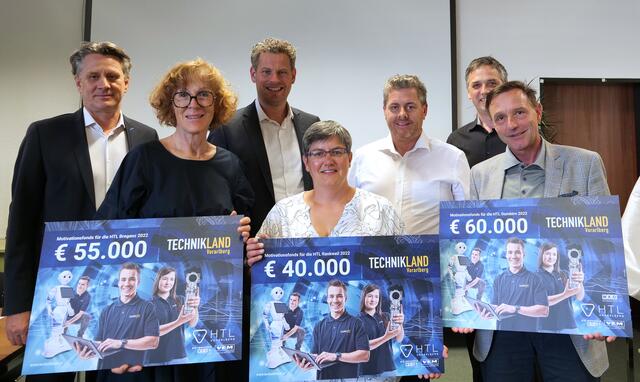  v.l.n.r.: Kuratoriumspräsident HTL Bregenz Christian Beer; Direktorin HTL Bregenz MMag. Dir. Claudia Vögel, Spartenobmann Industrie DI Markus Comploj, Direktorin HTL Rankweil Mag. Judith Zeiner-Mohr, Kuratoriumspräsident HTL Dornbirn DI (FH) Hannes Hermann, Kuratoriumspräsident HTL Rankweil Ing. Dietmar Klien und Direktor HTL Dornbirn Dr. Mag. Michael Grünwald. | Foto: Sparte Industrie