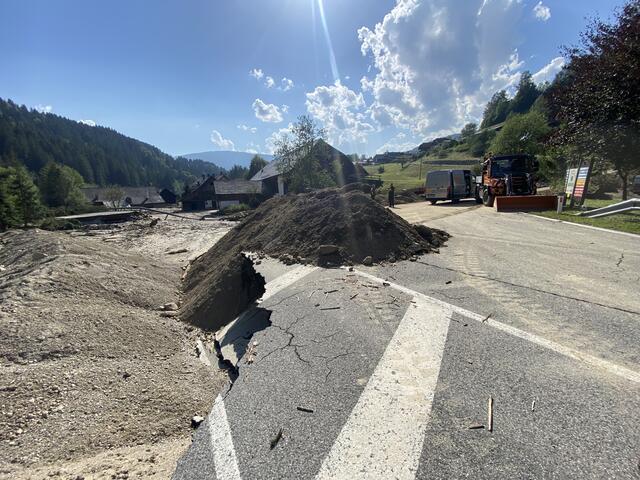 Hier war mal eine Straße. Rechts hinauf geht es ins Ortszentrum nach Arriach. Links würde es weiter in Richtung Klamm nach Treffen bzw. Afritz gehen. | Foto: MeinBezirk.at