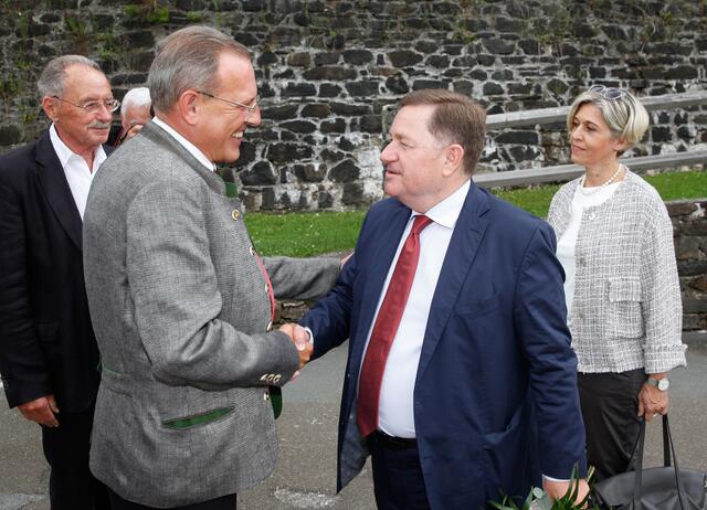 Der neue Landesrat Werner Amon gratuliert zum Jubiläum und brachte den "Kommerzialrat" mit. | Foto: Susanna Sima