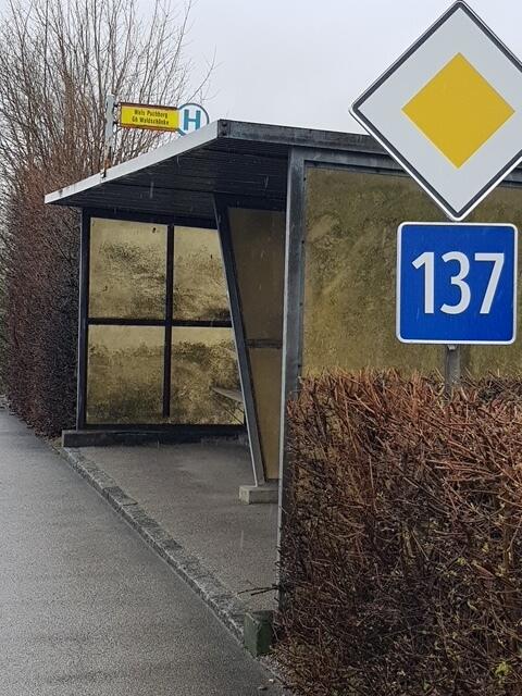 Das dreckige Bushütterl bei der Waldschänke in Wels-Puchberg bräuchte dringend eine Reinigung, doch niemand fühlt sich zuständig. | Foto: Wilhelm Achleitner