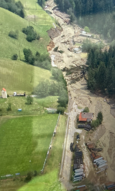 Die Zerstörung der Straße durch Arriach aus der Luftaufnahme, Höhe Sportplatz. | Foto: Privat