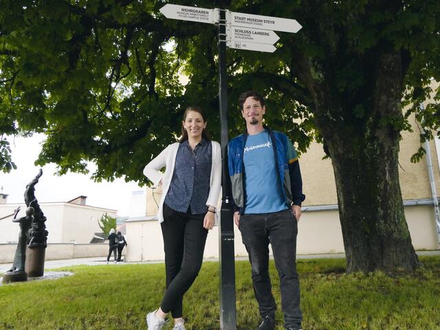 Doris Hörmann, stellvertretende Leiterin des Stadtmuseums Steyr, und Stephan Rosinger, künstlerische Leitung des Museum Arbeitswelt, laden mit dem Steyrer Museumsticket ein. | Foto: Stadtmuseum Steyr