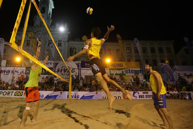 Am Center Court in Action in diesem Jahr: Neben den Beach-Profis und Firmenteams heuer auch die Black Wings sowie Mitglieder der Energie-AG-Sportfamilie. | Foto: Klaus Mader