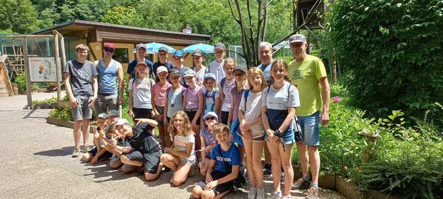 Die TeilnehmerInnen des heurigen Tischtennisausflugs mit Kindertrainern im Raritätenzoo in Ebbs