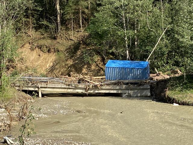 Ein Blick auf die Teuchen Landestraße. Der Container wurde rund einen Kilometer mitgeschleift. Zahlreiche Brücken entlang der Straße sind kaputt | Foto: MeinBezirk.at