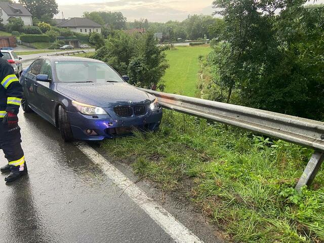 Die FF Luftenberg barg ein Auto, das auf der Pleschinger Landesstraße in der Leitplanke feststeckte. | Foto: FF Luftenberg