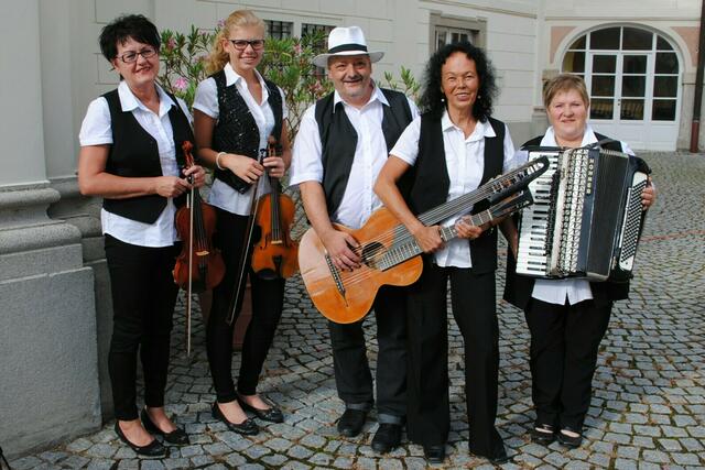 Die „Wegerer Schrammeln“ spielen Heurigen und Wiener Lieder im „Schrammel“ Stil. | Foto: Gerti Lischka