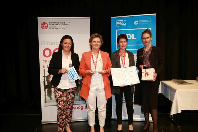 Direktorin Isabell Lichtenberger und Schulrätin Ursula Moik nahmen den Preis stellvertretend für ihre Kolleginnen und Kollegn entgegen. | Foto: Thomas Canori/OCG