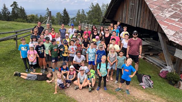 Strahlende Augen bei den Kindern und wohl auch bei den Lehrerinnen sowie allen Begleitern.  | Foto: VS Frauenberg