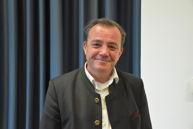 Bürgermeister Christian Pewny wird die Parkplatz-Situation im Auge behalten und eventuelle Erweiterungen erwägen, falls es nötig sei. | Foto: Hettegger