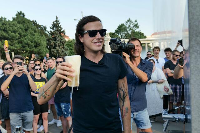 "Hopfen und Malz - Klima erhalt's": Bierpartei-Chef Marco Pogo am Schwarzenbergplatz.