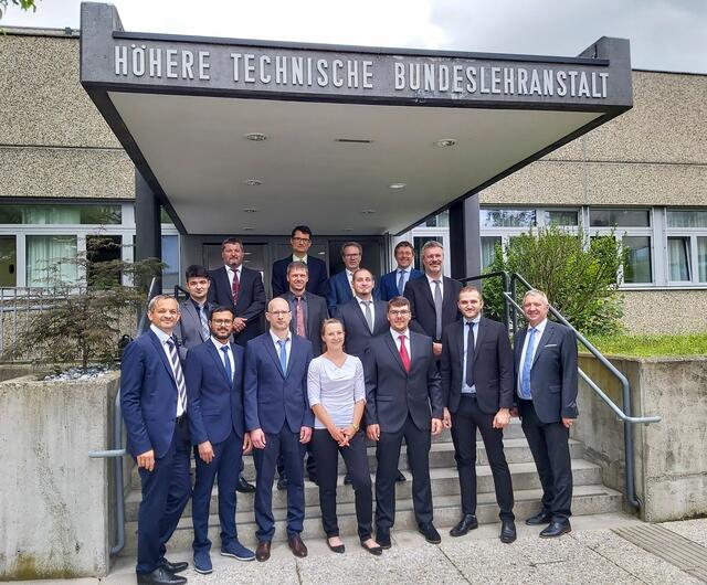 8YAME – Mechatronik-Matura in Abendschule geschafft:
1. Reihe (v. li.): Mechatronik-Abteilungsvorstand Rainer Obwaller, Ahmad Khalaf, Andreas Vogl, Daniela Öhlinger, Stefan Wenger, Duran Sulajmani und Direktor Bertram Geigl; 2. Reihe (v. li.): Christof Strasser, Prof. Bernhard Mikschik, Benedikt Maier, Prof. Zsolt Nagy; 3. Reihe (v. li.): Jahrgangsvorstand Herbert Spitzbart, Prof. Michael Schmid, Prof. Dietmar Schindler und Prof. Günter Rosenauer.
