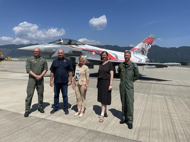 Projektleiter Wolfgang Prieler, Pilot Siegi Schwarz, Ministerin Klaudia Tanner, LR Barbara Eibinger-Miedl und Display Director Thomas Ploder. | Foto: Verderber