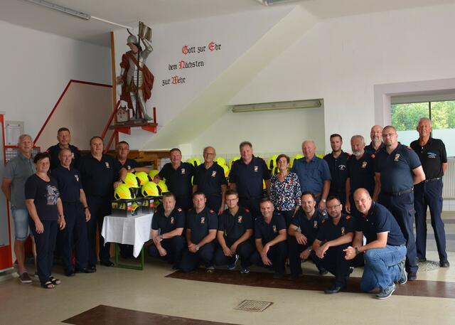Der Betriebsfeuerwehr Krieglach wurden von Bürgermeisterin Schrittwieser und dem Krieglacher Gemeindevorstand neue Feuerwehrhelme übergeben.  | Foto: BFVMZ/BtF Krieglach