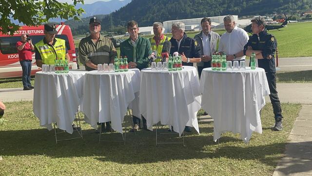 Libert Pekoll, Klaus Glanznig, Martin Gruber, Bernd Riepan, Peter Kaiser, Norbert Totschnig, Karl Nehammer und Daniel Fellner bei der Pressekonferenz. | Foto: MeinBezirk.at