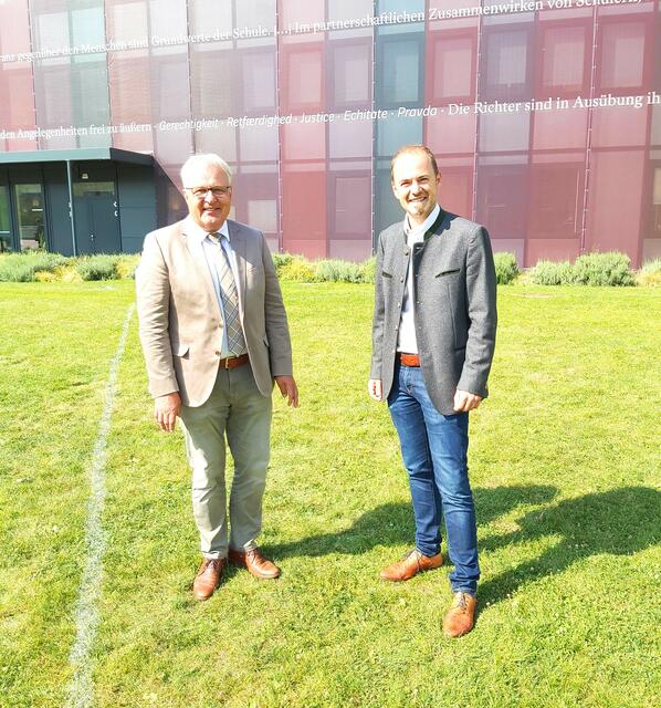 Hermann Gahr mit Josef Hechenberger. Sie sehen den Wolf als gesamtgesellschaftliches Problem.  | Foto: © Silvia Leitner